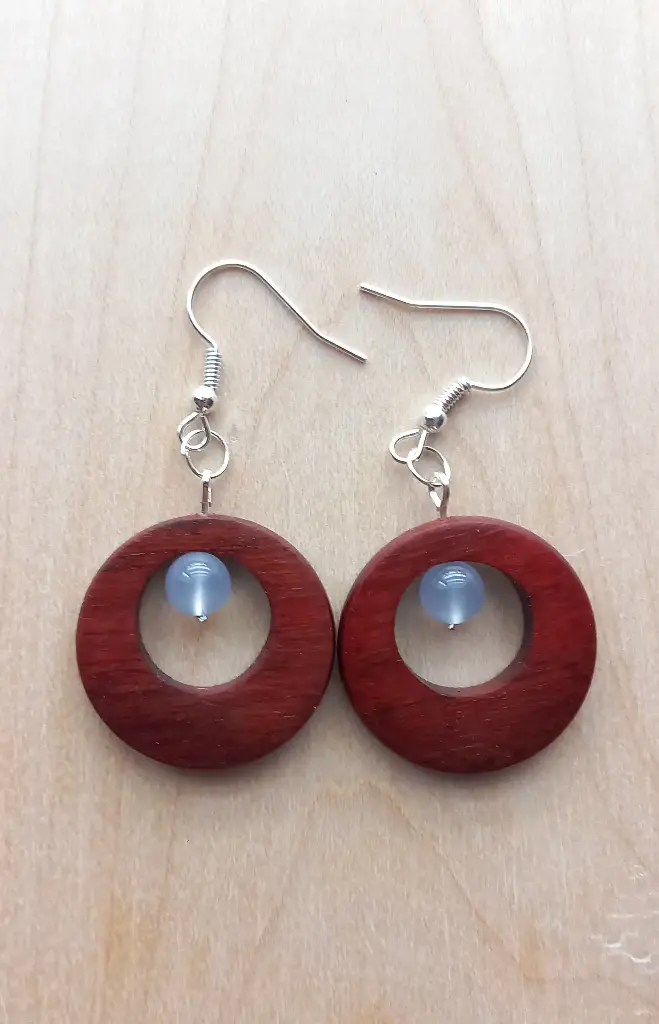 Créoles bois rouge et pierres de calcédoine bleue     J1