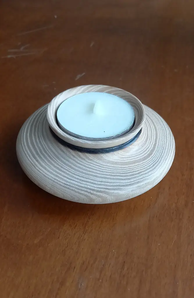 Bougeoir bois de frêne et rainure brûlée   F10