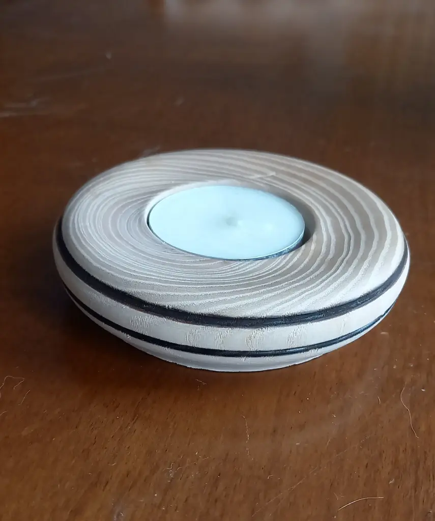 Bougeoir bois de frêne et rainures brûlées    F11 