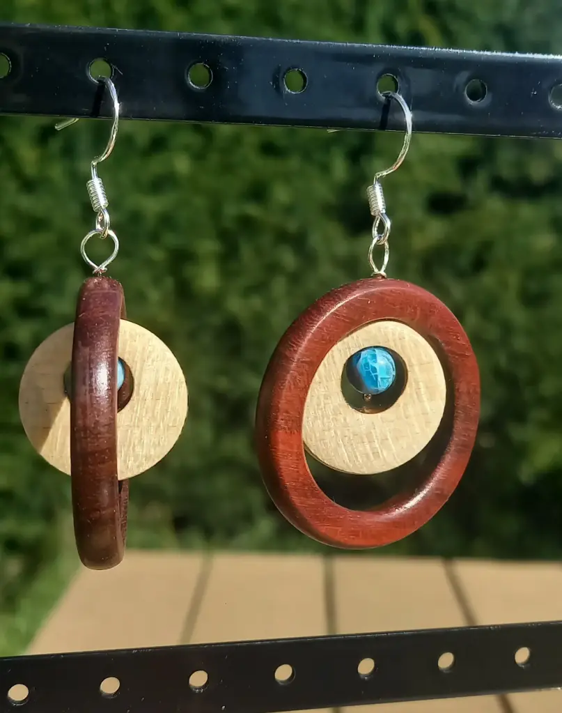 Anneaux bois de Campêche/ créoles Erable Sycomore et pierres d'Apatite Bleue N2 