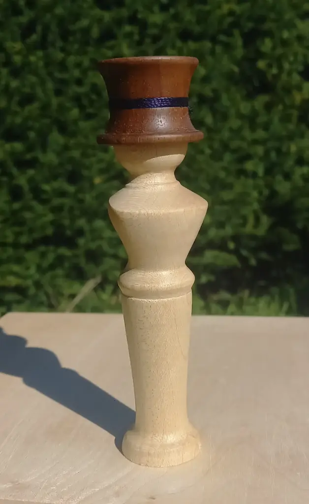 Homme au chapeau: Erable sycomore/Noyer d'Amérique