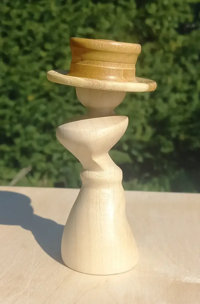 Dame au chapeau: Erable Sycomore/Amandier