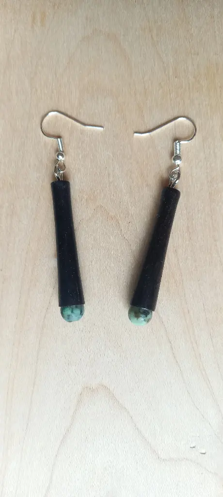 Bâtonnets ébène du Gabon et pierres de turquoise d'Afrique     C18