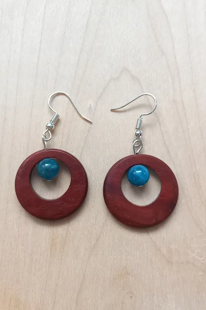 Créoles bois rouge et pierres d'Apatite bleue    C6