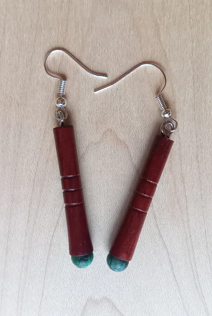 Bâtonnets bois rouge et pierres de turquoise d'Afrique    B2